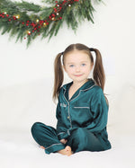 Load image into Gallery viewer, Mini Girls Emerald Green Satin Pyjamas
